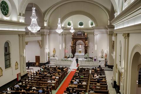 FOTOS DE CASAMENTO NA FOTOS DOS NOIVOS NO ALTAR DA Capela do Colégio Sagrado Coração de Jesus - Belo Horizonte/MG'
