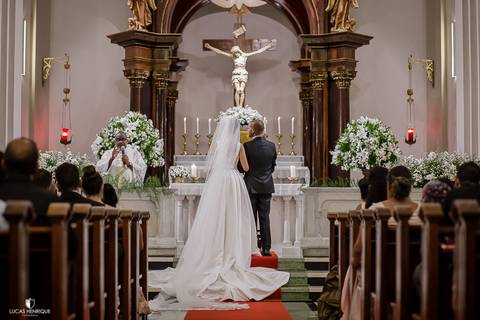FOTOS DOS NOIVOS NO ALTAR DA Capela do Colégio Sagrado Coração de Jesus - Belo Horizonte/MG'