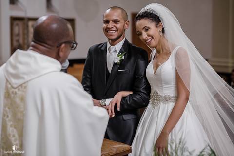 FOTOS DOS NOIVO SORRINDO NO CASAMENTO EM BELO HORIZONTE/MG'