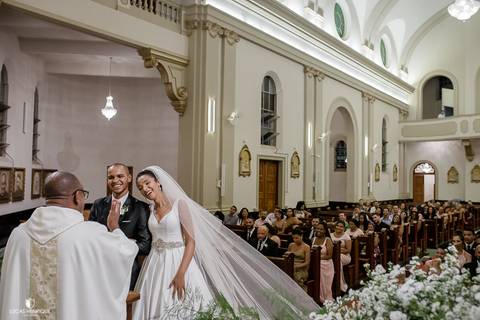 FOTOS DOS NOIVO SORRINDO NO CASAMENTO EM BELO HORIZONTE/MG'