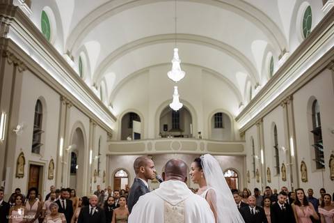 FOTO DOS NOIVOS SE OLHANDO NO CASAMENTO - Capela do Colégio Sagrado Coração de Jesus - Belo Horizonte/MG'