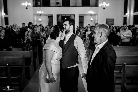 NOIVO BEIJANDO A TESTA DA MAE NA ENTRADA DO CASAMENTO'