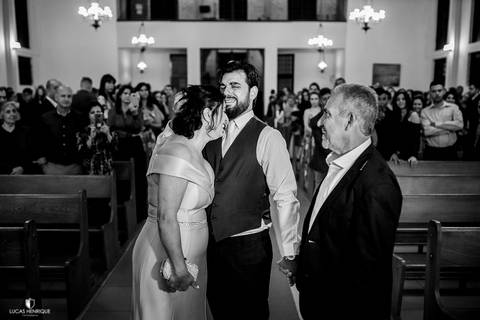 NOIVO BEIJANDO A TESTA DA MAE NA ENTRADA DO CASAMENTO'