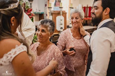 entrada das alianças com a vó do noiva e da noiva'