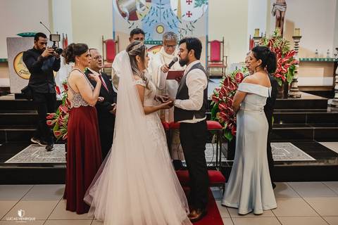 abençoando as alianças no casamento'