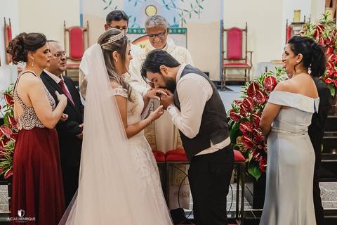 noivo beijando a mão da noiva no casamento'