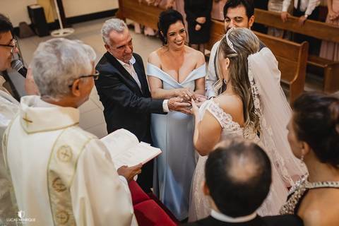 abençoando as alianças no casamento'