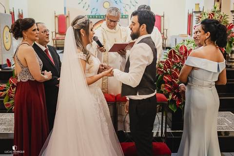 abençoando as alianças no casamento'