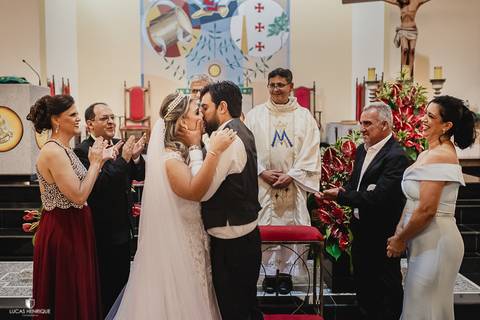 fotos do beijo dos noivos no casamento'