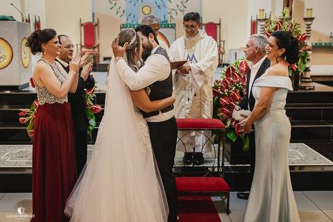 fotos do beijo dos noivos no casamento'