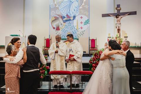 familia abraçando no casamento'