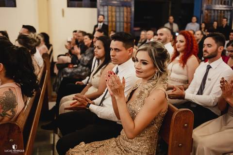 foto dos convidados sorrindo no casamento'
