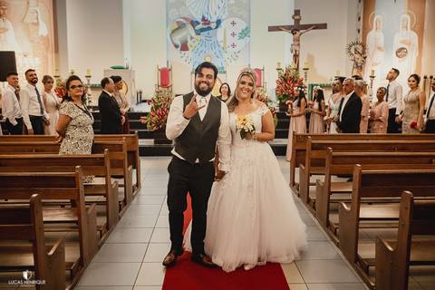 saida dos noivos do casamento'