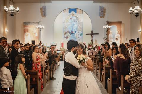 saida dos noivos do casamento'