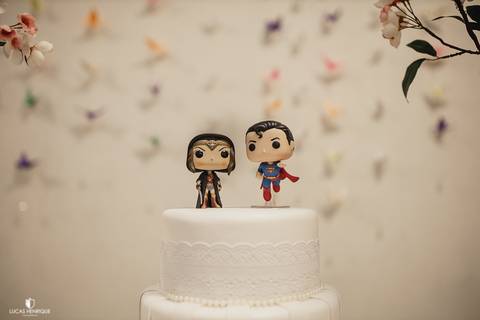 Decoração de casamento com tema mulher maravilha e super man'