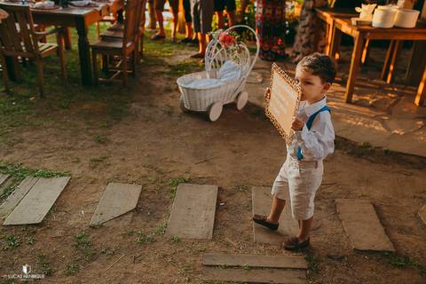 ENTRADA DO NOIVINHO NO CASAMENTO NA POUSADA DAS TARTARUGAS EM BUZIOS RIO DE JANEIRO'