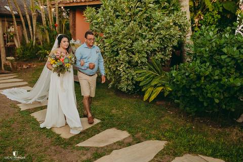 ENTRADA DA NOIVA NO CASAMENTO NA POUSADA DAS TARTARUGAS EM BUZIOS RIO DE JANEIRO- LUCAS HENRIQUE FOTOGRAFO DE CASAMENTO EM BELO HORIZONTE'