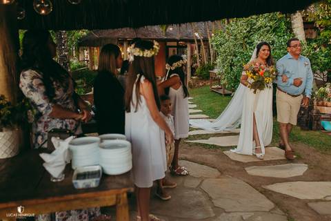 ENTRADA DA NOIVA NO CASAMENTO NA POUSADA DAS TARTARUGAS EM BUZIOS RIO DE JANEIRO- LUCAS HENRIQUE FOTOGRAFO DE CASAMENTO EM BELO HORIZONTE'