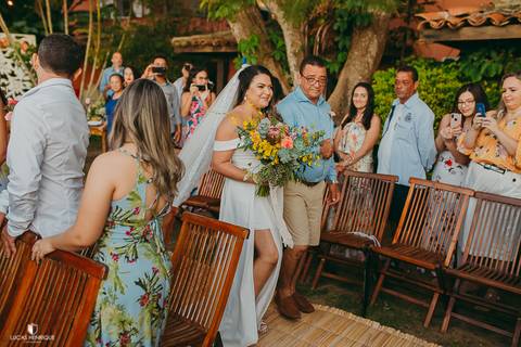 ENTRADA DA NOIVA NO CASAMENTO NA POUSADA DAS TARTARUGAS EM BUZIOS RIO DE JANEIRO- LUCAS HENRIQUE FOTOGRAFO DE CASAMENTO EM BELO HORIZONTE'