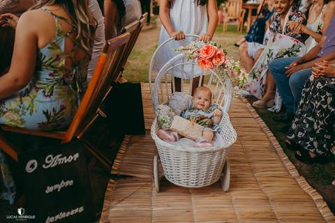 ENTRADA DAS ALIANÇAS COM CARRINHO DE BEBE EM CASAMENTO DE DIA EM BUZIOS -RIO DE JANEIRO- LUCAS HENRIQUE FOTOGRAFO DE CASAMENTO EM BELO HORIZONTE'