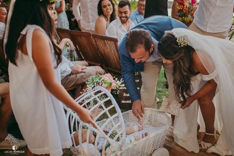 ENTRADA DAS ALIANÇAS COM CARRINHO DE BEBE EM CASAMENTO DE DIA EM BUZIOS -RIO DE JANEIRO- LUCAS HENRIQUE FOTOGRAFO DE CASAMENTO EM BELO HORIZONTE'