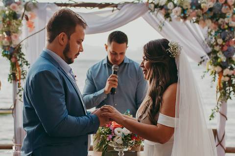 ENTRADA DAS ALIANÇAS COM CARRINHO DE BEBE EM CASAMENTO DE DIA EM BUZIOS -RIO DE JANEIRO- LUCAS HENRIQUE FOTOGRAFO DE CASAMENTO EM BELO HORIZONTE'