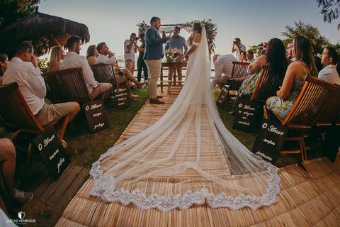 VESTIDO DE NOIVA EM CASAMENTO NA PRAIA'