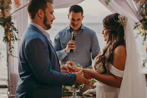 TROCA DAS ALIANÇAS EM CASAMENTO NA POUSADA DAS TARTARUGAS EM BÚZIOS'