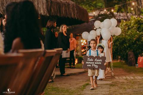 ENTRADA CRIATIVA COM PLAQUINHAS EM CASAMENTO DE DIA'