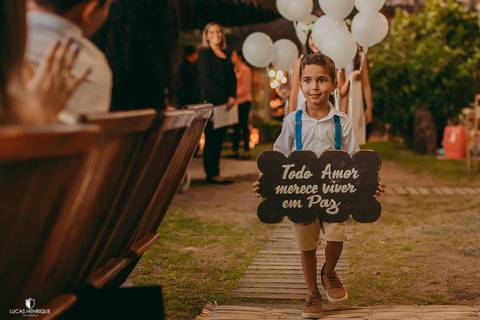 ENTRADA CRIATIVA COM PLAQUINHAS EM CASAMENTO DE DIA'