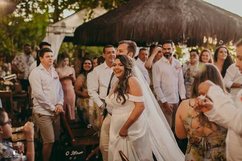 SAIDA DOS NOIVOS COM BOLINHAS DE SABÃO EM CASAMENTO DE DIA NO RIO DE JANEIRO'