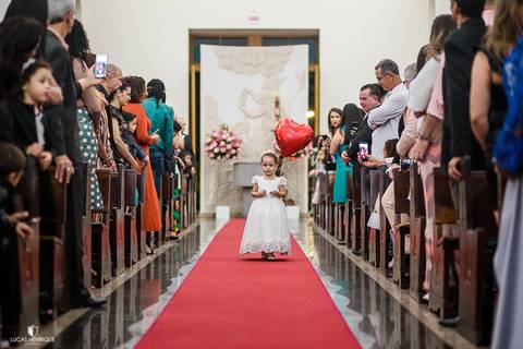 entrada da daminha com balão de coração'