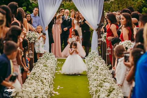 ENTRADA DA DAMINHA ENGRAÇADA NO CASAMENTO'
