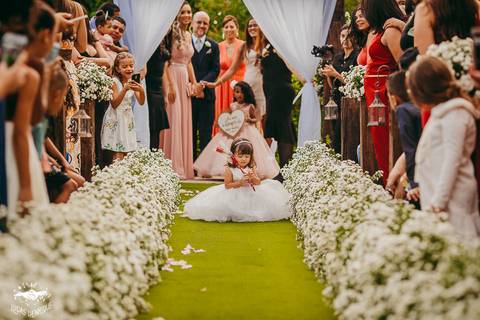 ENTRADA DA DAMINHA ENGRAÇADA NO CASAMENTO'