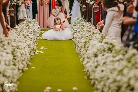 ENTRADA DA DAMINHA ENGRAÇADA NO CASAMENTO'