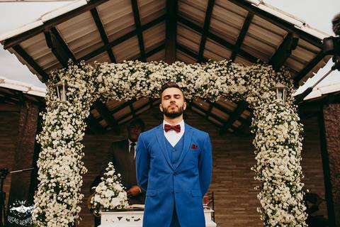 NOIVO EMOCIONADO NO CASAMENTO AO AR LIVRE'