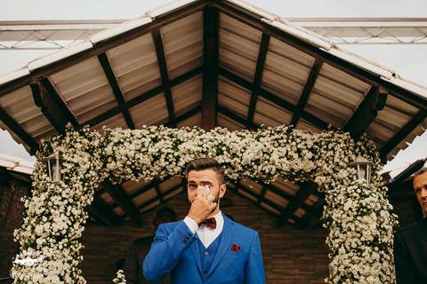 NOIVO EMOCIONA AO ESCUTAR A VOZ DA NOIVA ANTES DA ENTRADA'