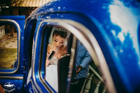 NOIVA CANTANDO PARA O NOIVO ANTES DE ENTRAR NO CASAMENTO - SITIO 10 FESTAS EM IBIRITE'