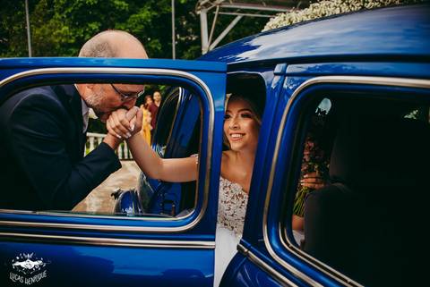 PAI DA NOIVA BUSCANDO ELA NO CARRO PARA ENTRAR NO CASAMENTO'