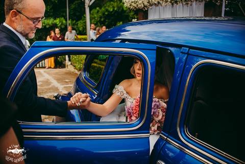 PAI DA NOIVA TIRANDO ELA DO CARRO PARA CASAR'