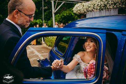 NOIVA SORRINDO PARA O PAI DENTRO DO CARRO'