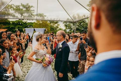 PAI DA NOIVA ABENÇOANDO ELA ANTES DE ENTREGAR PARA O NOIVO'