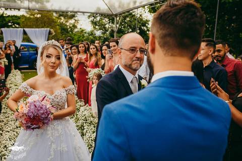 PAI DA NOIVA RECEBENDO O NOIVO NA ENTRADA DO CASAMENTO'