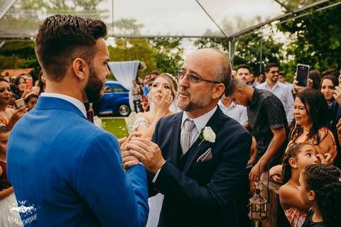 PAI DA NOIVA ABENÇOANDO O NOIVO NA ENTRADA DO CASAMENTO'