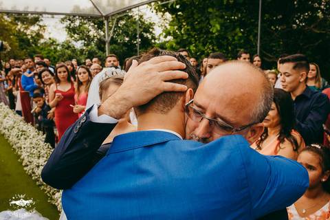 PAI DA NOIVA ABENÇOANDO O NOIVO NA ENTRADA DO CASAMENTO'