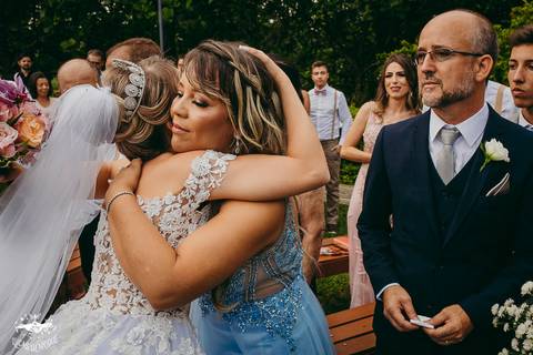 NOIVA ENTREGANDO O BOUQUE PARA MAE NO CASAMENTO'