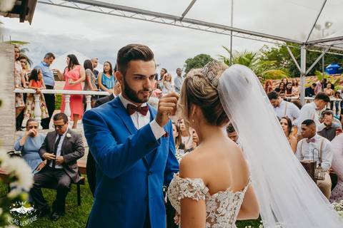 NOIVO LIMPANDO AS LAGRIMAS DA NOIVA NO CASAMENTO'