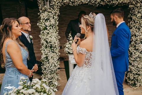 NOIVA AGRADECENDO OS PAIS EMOCIONADO NO CASAMENTO'