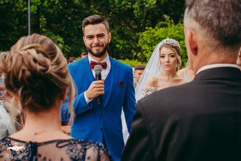 NOIVO AGRADECENDO OS PAIS EMOCIONADO NO CASAMENTO'
