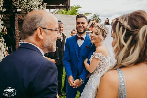 NOIVOS SORRINDO NO CASAMENTO'